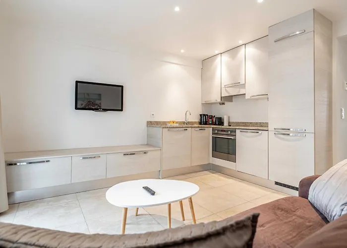 Modern A C 1br-4p With Balcony *